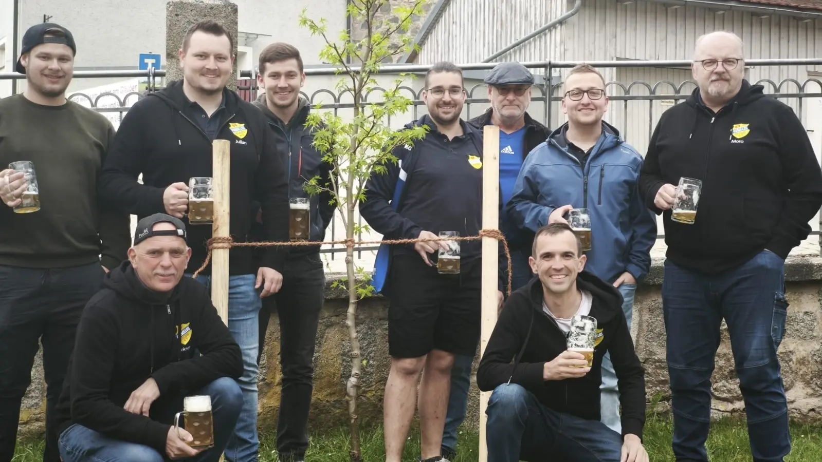 Neuer Baum für die Marktplatzanlage in Floß. (Bild: Nadine Schuller)