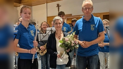 Scheidende Vorsitzende Michaela Leitl (m) mit neu gewählten Vorstand Wolfgang Lehnert (r) und Schriftführerin Anna Koller (l) auf der Jahreshauptversammlung des Musikverein Freudenberg (Bild: Christa Schlagenhaufer)