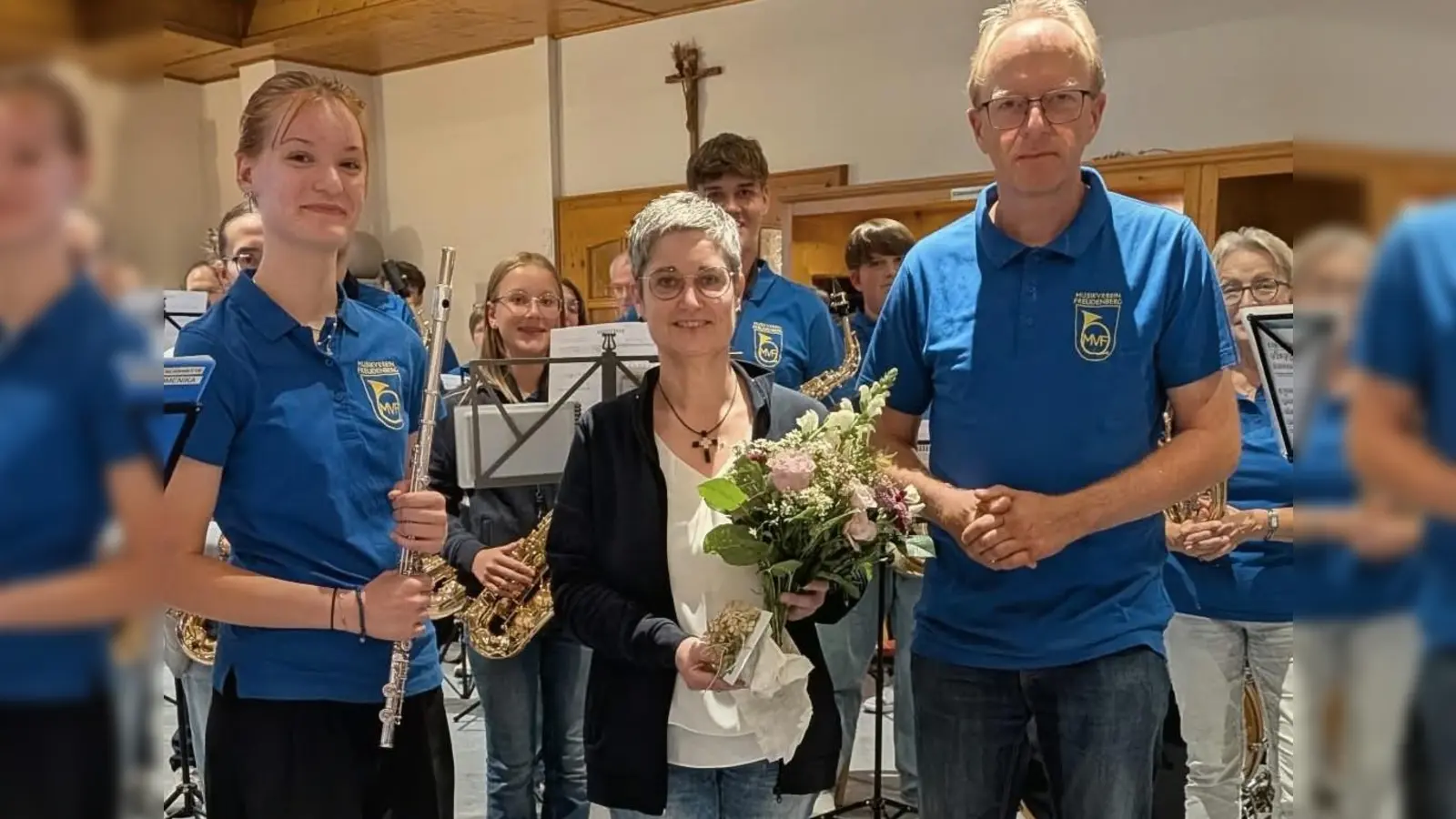 Scheidende Vorsitzende Michaela Leitl (m) mit neu gewählten Vorstand Wolfgang Lehnert (r) und Schriftführerin Anna Koller (l) auf der Jahreshauptversammlung des Musikverein Freudenberg (Bild: Christa Schlagenhaufer)