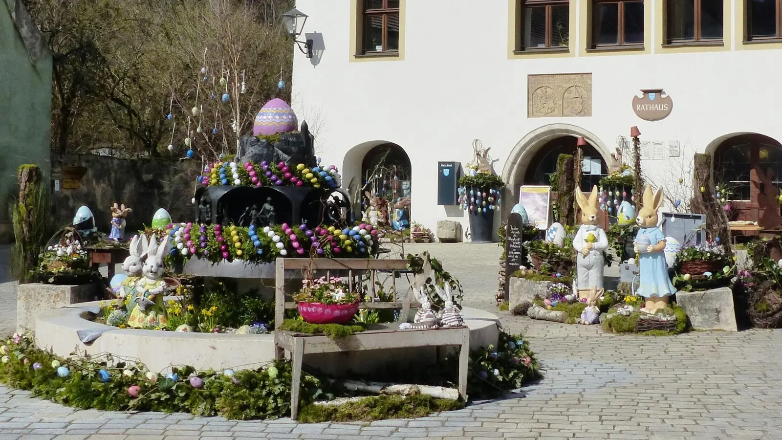 Der Kastler Osterbrunnen besteht seit 20 Jahren- auch heuer wurde der Kastler Marktplatzbrunnen wieder als bunter Osterbrunnen mit Hasen und bunten Eiern von je 4 Helferinnen und Helfern aus Pfaffenhofen und Kastl gestaltet (Bild: Josef Piehler)