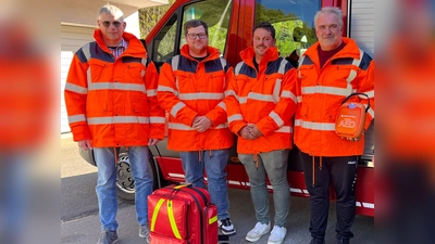 Stefan Steger, Kilian Reif, Michael Höfler und Reinhard Vogel freuten sich, dass ihr Feuerwehrauto nun mit einem Defibrillator bestückt ist. (Bild: Heidi Kurz)