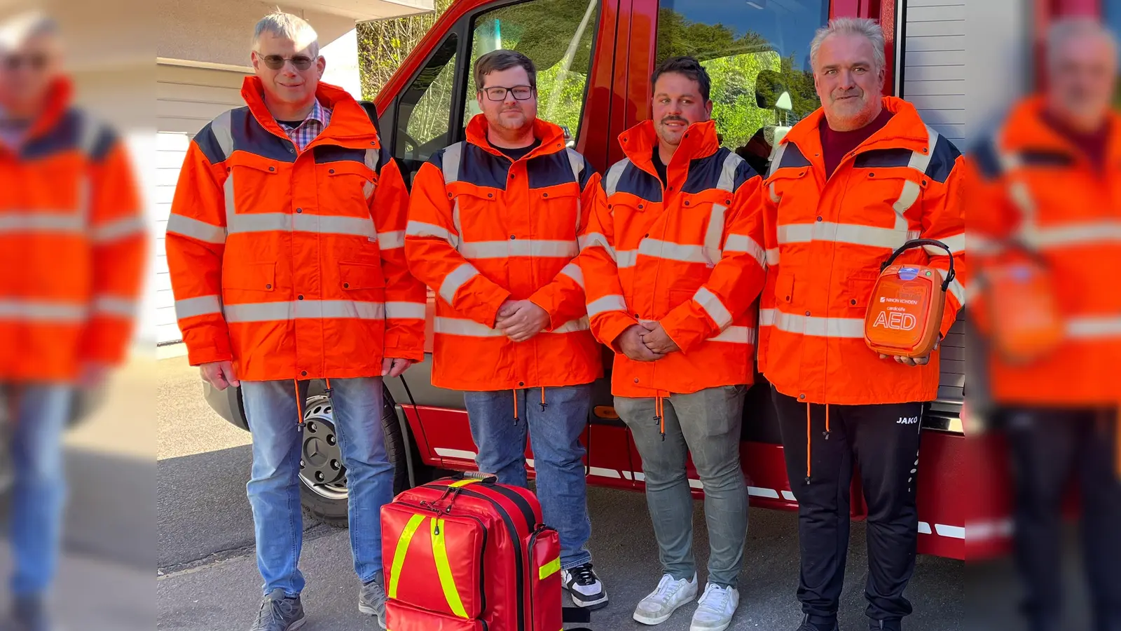 Stefan Steger, Kilian Reif, Michael Höfler und Reinhard Vogel freuten sich, dass ihr Feuerwehrauto nun mit einem Defibrillator bestückt ist. (Bild: Heidi Kurz)