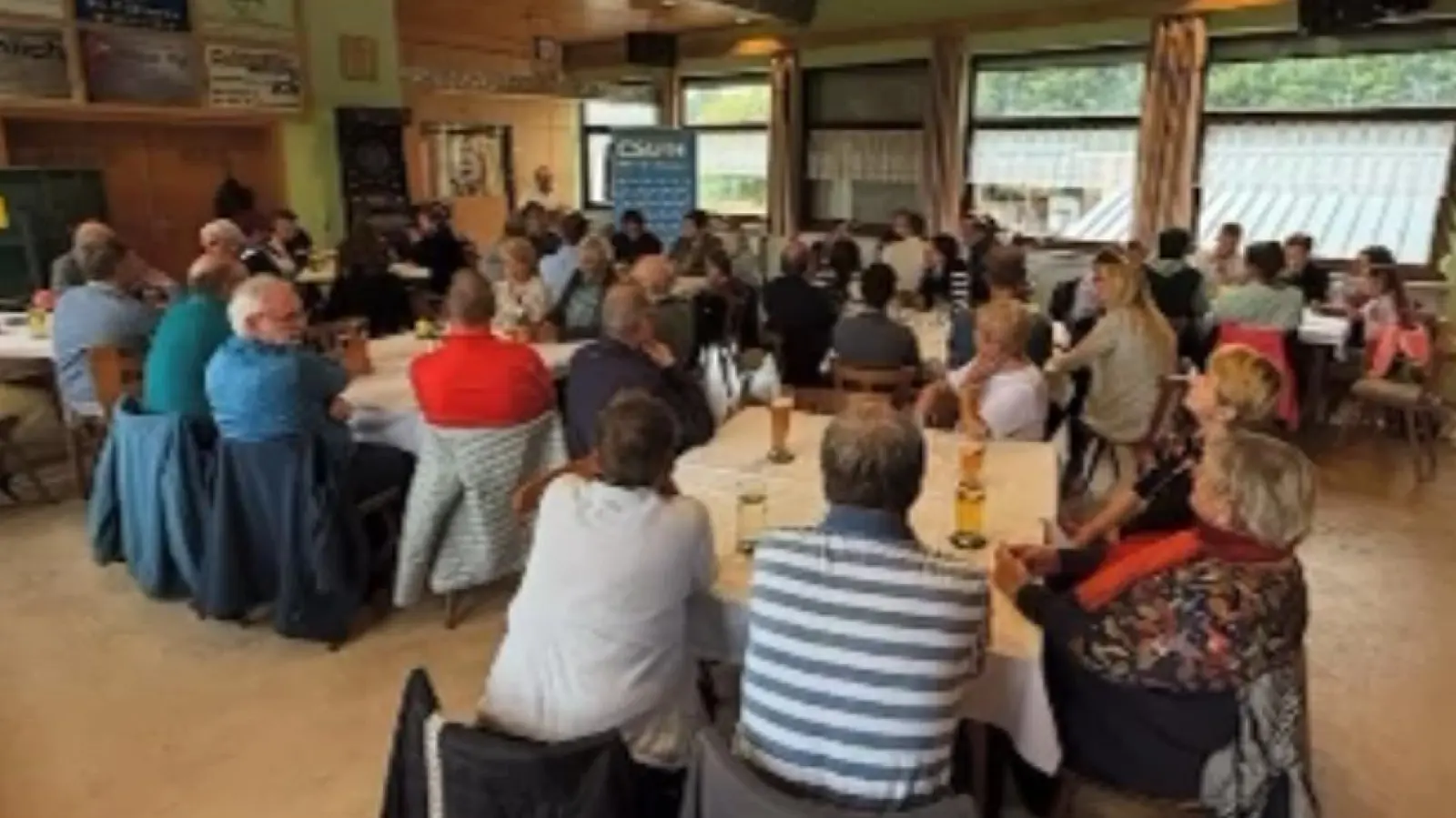 Zahlreiche Besucher beim Familienfest des CSU-Ortsverbandes Neusorg im Sportheim des SV. (Bild: Alexander Hörl)