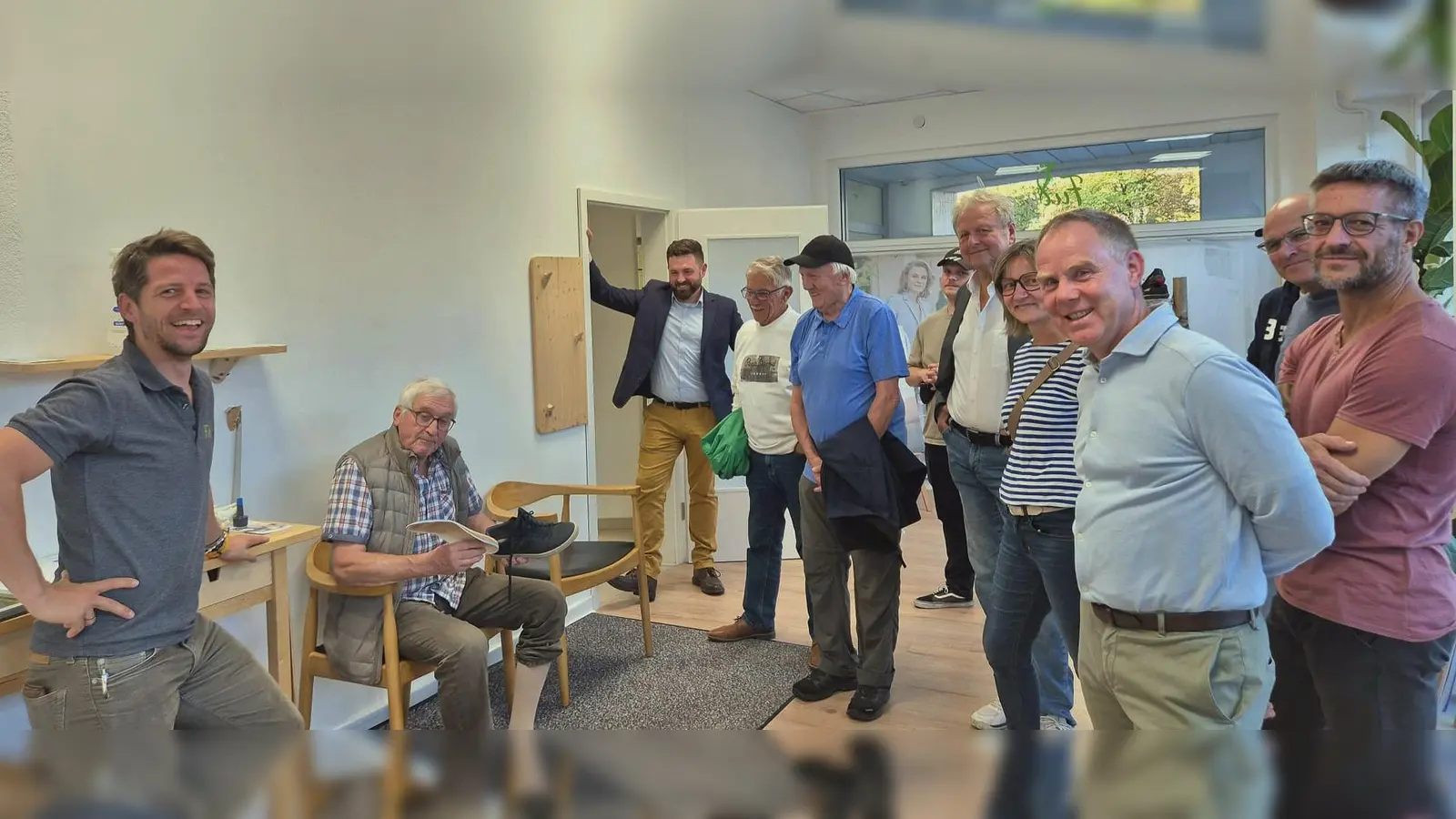 Horst Schedl führt den SPD-OV Neustadt durch das „Fußwerk Oberpfalz „ (Bild: Torsten Bär)