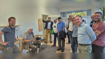 Horst Schedl führt den SPD-OV Neustadt durch das „Fußwerk Oberpfalz „ (Bild: Torsten Bär)