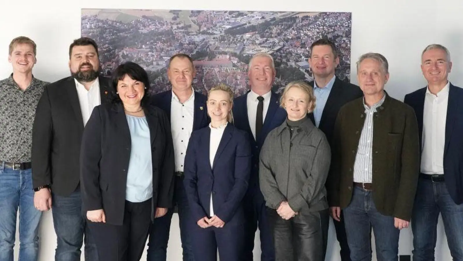 Auf Einladung von Ambergs OB-Kandidat Stefan Ott (5.v.r.) und gemeinsam mit Sulzbach-Rosenbergs 1. Bürgermeister Stefan Frank (2.v.l.), den Kreisvorsitzenden MdL Dr. Harald Schwartz (r.) und Susanne Herding (4.v.r.) haben sich die Bürgermeister-Kandidatinnen und -kandidaten aus (v.l.n.r) Ursensollen (Martin Fleischmann), Freudenberg (Barbara Gerl), Ebermannsdorf (Erich Meidinger), Kümmersbruck (Elisabeth Gruber), Hahnbach (Dominik Sachsenhauser) und Poppenricht (Hermann Böhm) über interkommunale Zusammenarbeit ausgetauscht. (Bild: Marcel Bauer)