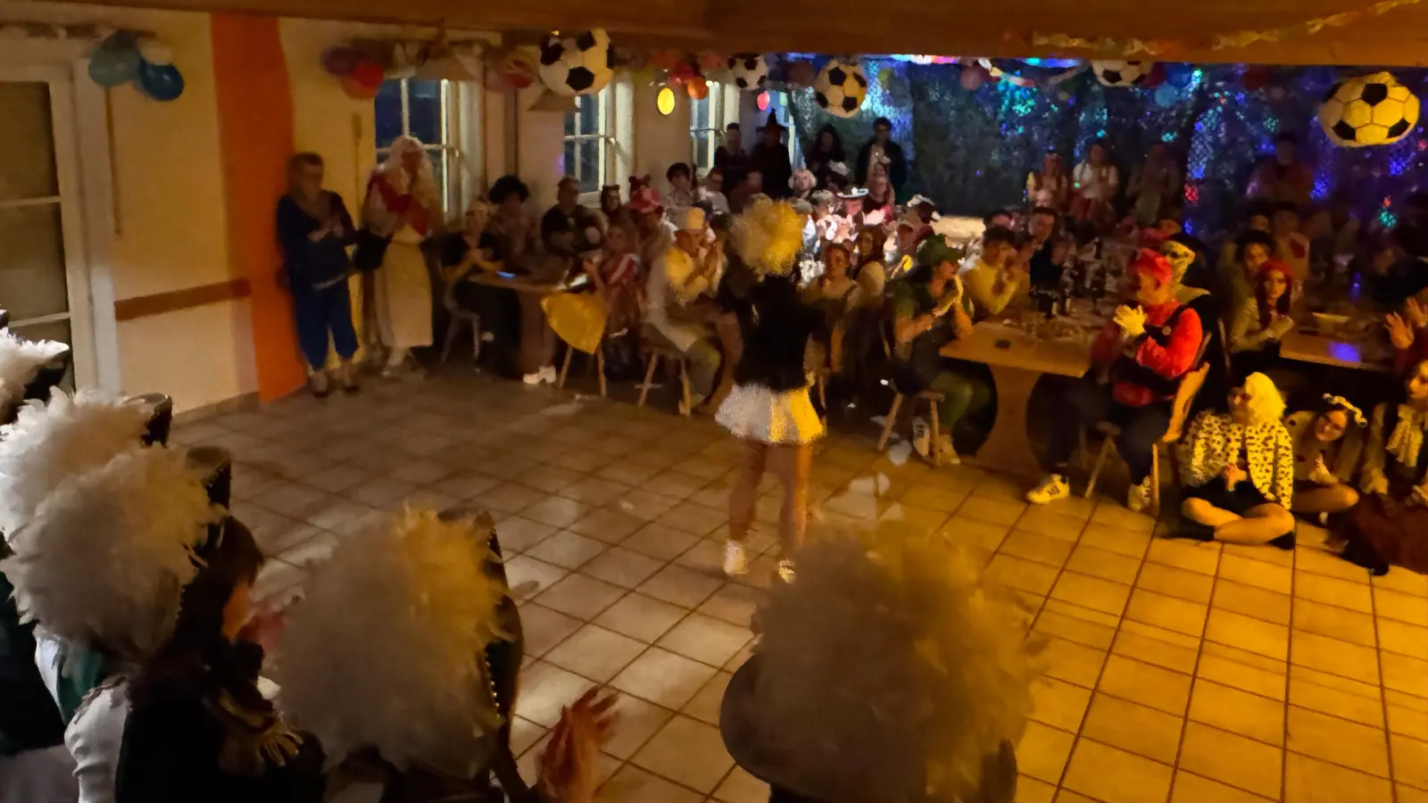 Funkenmariechen Clara gab den Faschingsbesuchern eine Kostprobe ihres beachtlichen Könnens (Bild: Marcus Zimmer)