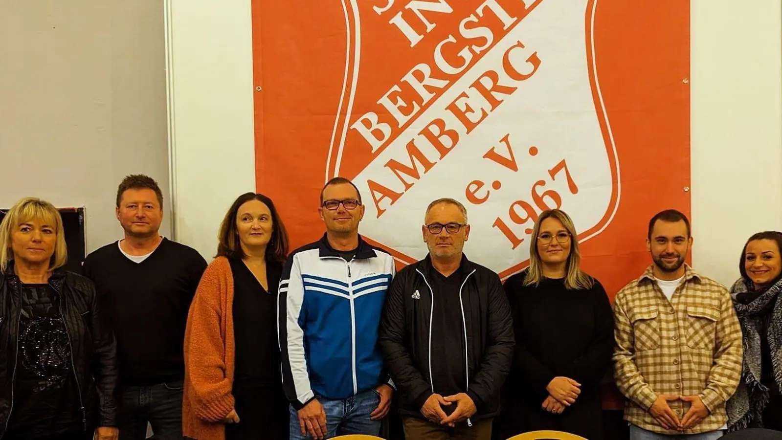 Sie stehen künftig an der Spitze des SV Inter Bergsteig Amberg (von links): Maria Maget, Christian Jäger, Martina Tobollik, Ronny Gäßner, Andreas Wächter, Melanie Misral, Nikolai Dürbeck und Anita Enns. Es fehlt Thomas Schneider. (Bild: Thomas Schmidt/exb)