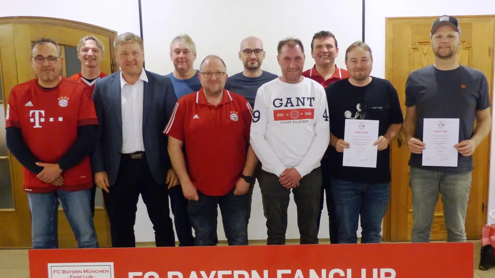 Die neue Führungsmannschaft mit den geehrten Mitgliedern. Von li. Rainer Angermann, Hubert Rubenbauer, Bürgermeister Stefan Braun, Markus Blomenhofer, Vorstand Tobias Bauer, Harald Hiller, Klaus Gebhardt, Jürgen Rubenbauer, Robert Heigl und Michael Schraml.  (Bild: Josef Piehler )