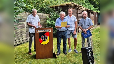 <br>Eine Ehrung stand auf dem Programm von links nach rechts: mit Vorsitzendenden Werner Holl, Kreisdelegierter Siegfried Woppmann, Stefan Fuchs und Ehrenmitglied Lorenz Kiener (Bild:  Willi Lang)