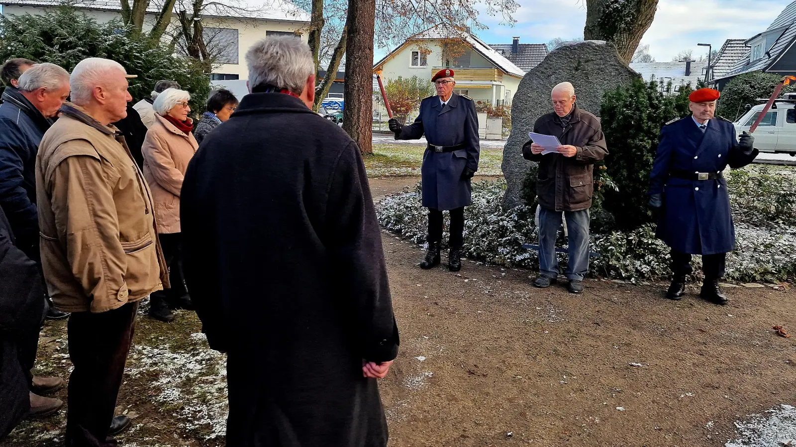 Stadtrat a. D. Helmut Ruhland erinnert an Leid und Tod, der auch nicht vor den Siedlern der Moosfurt Halt machte. (Bild: R. Kreuzer)