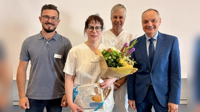 von links: Stephan Röthenbacher (Pflegedirektor), Chefarzt Dr. med. Christian A. Eberlein und Vorstand Roland Ganzmann danken Michaela Herrmann für ihr großartiges Engagement (Bild: Marie Ehras)