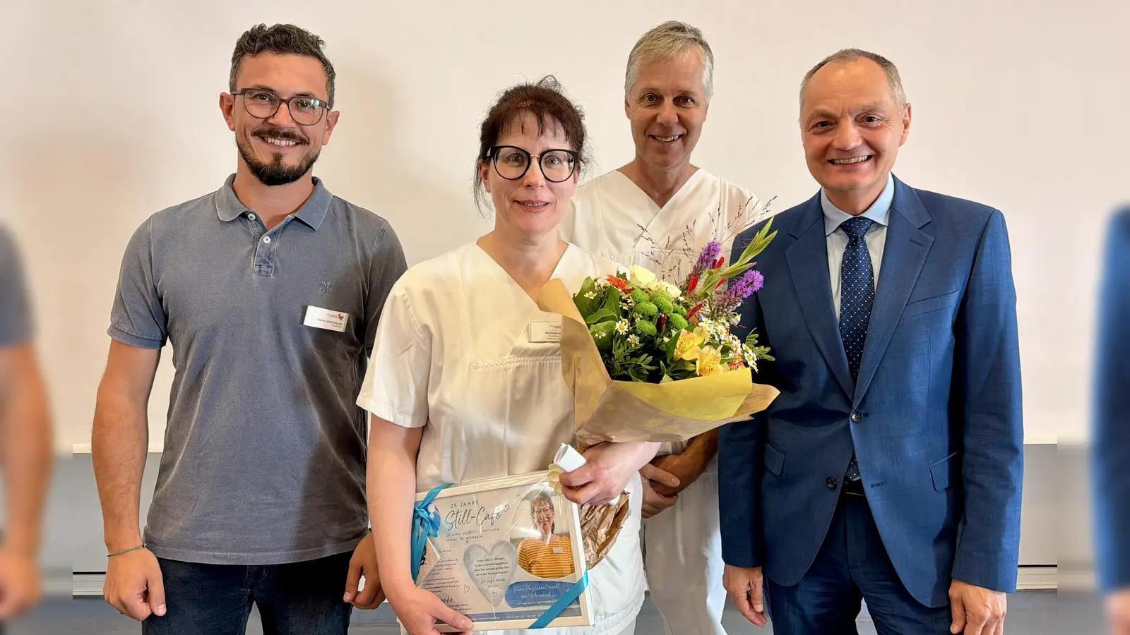von links: Stephan Röthenbacher (Pflegedirektor), Chefarzt Dr. med. Christian A. Eberlein und Vorstand Roland Ganzmann danken Michaela Herrmann für ihr großartiges Engagement (Bild: Marie Ehras)