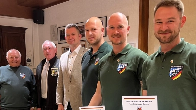 Ehrung langjähriger Mitglieder beim Kameradschaftsabend durch Vorstand der SRK Hahnbach, Kreisgruppe Oberpfalz Mitte und Bürgermeister (v.l.n.r.: Erich Kelsch, Werner Gebhard, Dominik Sachsenhauser, Tobias Pfab, Alexander Eckl, Christian Gäck) (Bild: Matthias Deggeller)