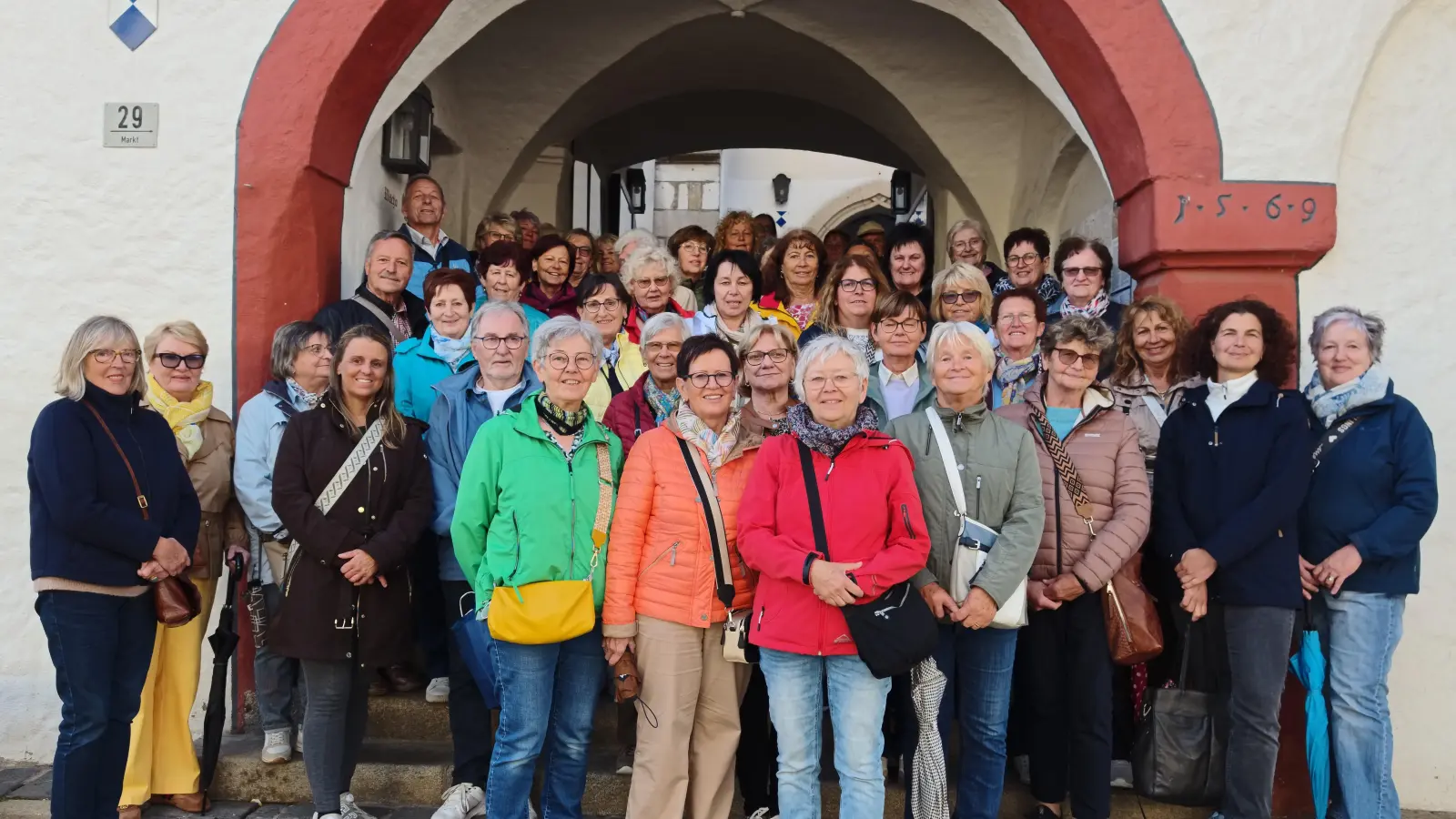 Die Teilnehmer der Stadtführung vor dem alten Rathaus (Bild: Gabriele Böhm)