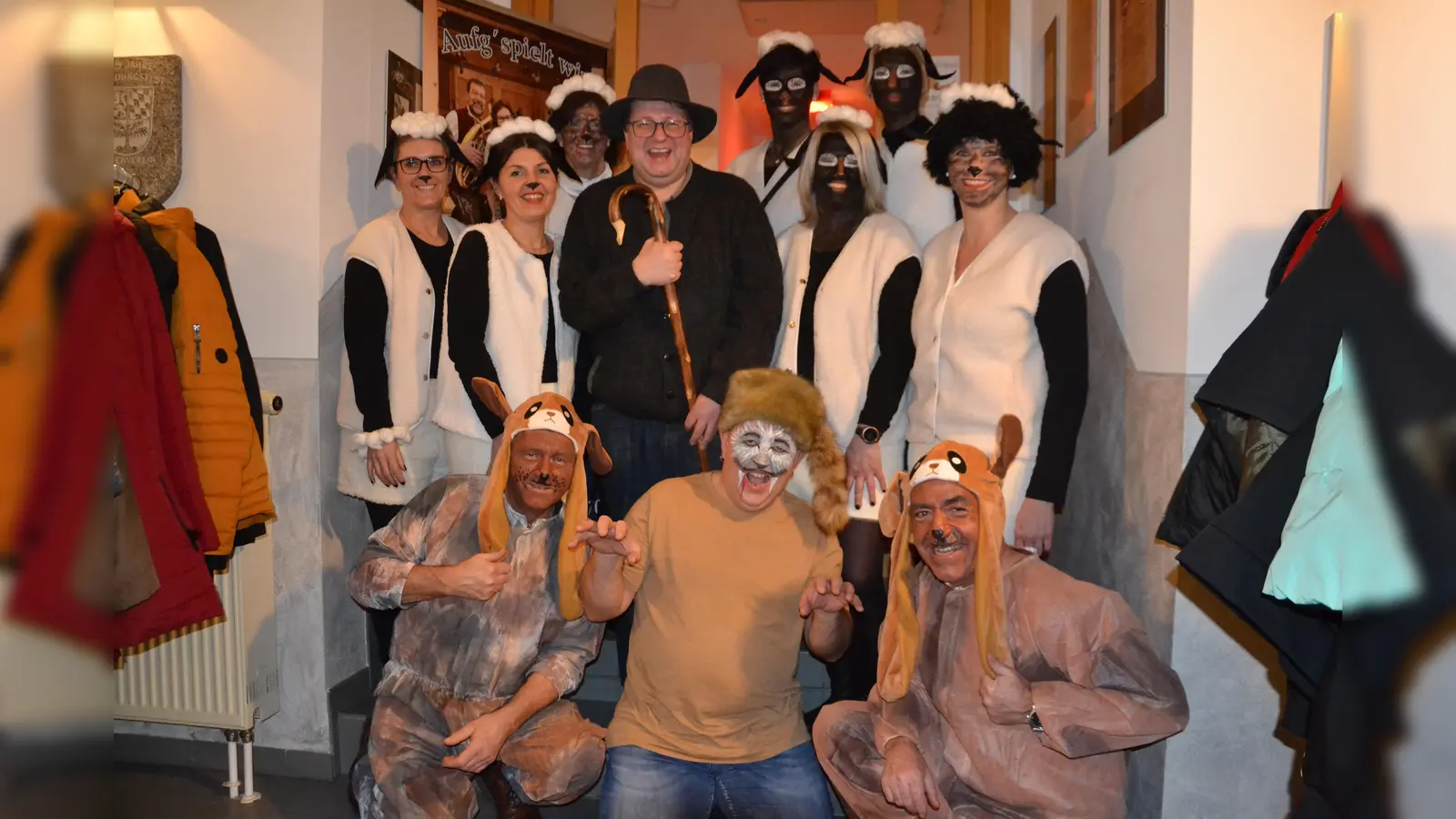 Die Schäfchen mit dem Hirten sowie den Wachhunden und dem Wolf. (Bild: Peter Garreiss)