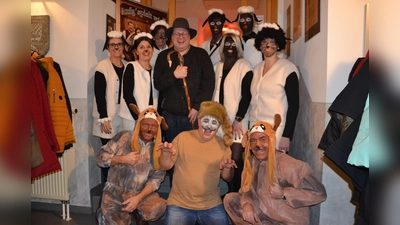 Die Schäfchen mit dem Hirten sowie den Wachhunden und dem Wolf. (Bild: Peter Garreiss)