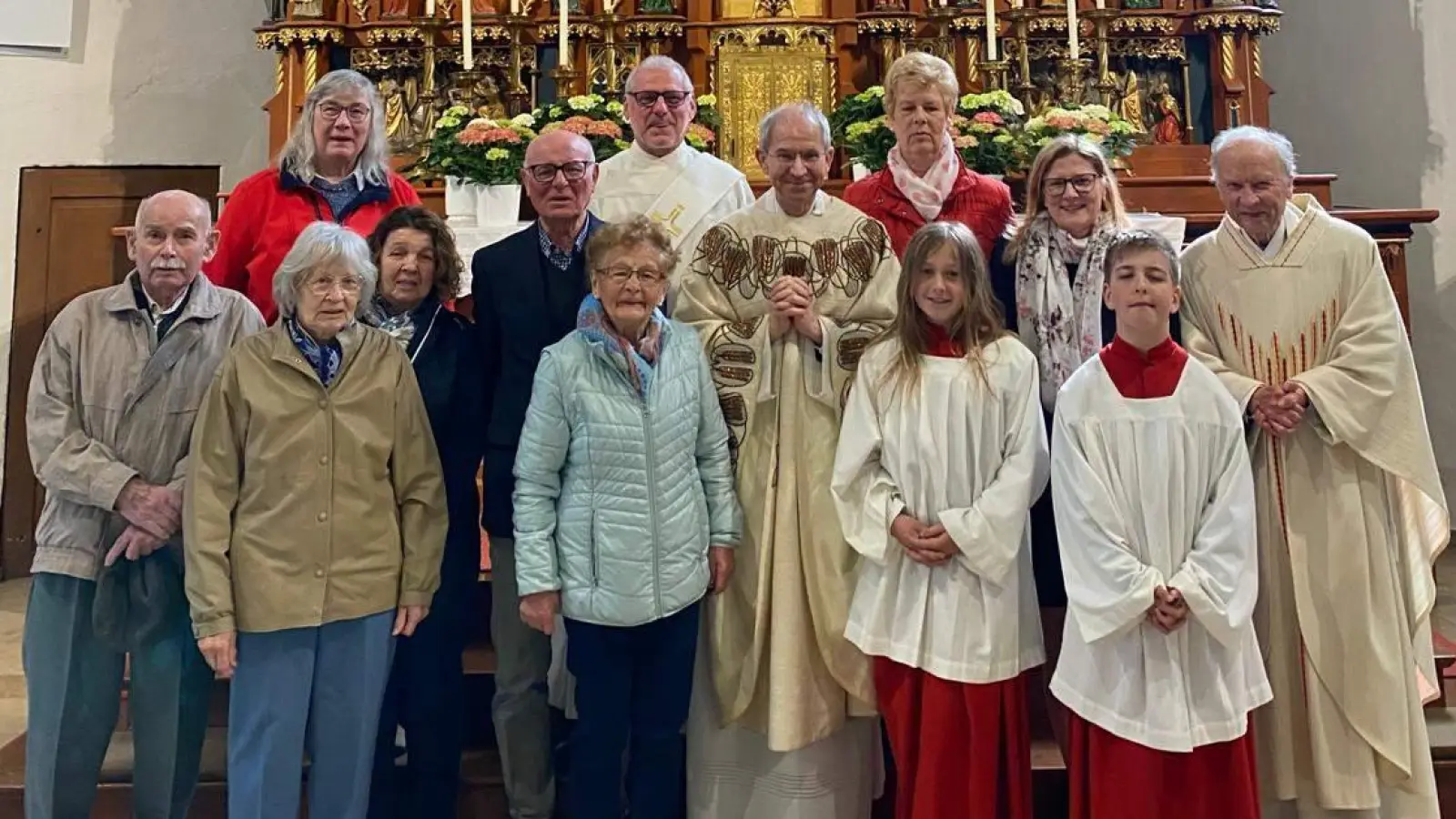 Mit einem Festgottesdienst feierte die KAB Hirschau ihr 125-jähriges Bestehen. Im Bild die KAB-Mitglieder mit ihrem Vorsitzenden Günter Übelacker (2. Reihe, 3. von links) und den Zelebranten Präses Stadtpfarrer Johann Hofmann (2. Reihe, 4. von links), Ex-Präses Pfarrer Hans-Peter Bergmann (rechts) und Diakon Richard Sellmeyer (hinten Mitte). (Bild: Veronika Forster)