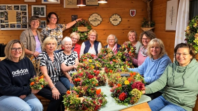 Kreative Herbstzeit beim Frauenbund: Mit viel Freude und Liebe zum Detail entstanden in der Remise in Hatzenreuth wunderschöne Herbstkränze aus verschiedenen Naturmaterialien.  (Bild: Monika Mittereder)