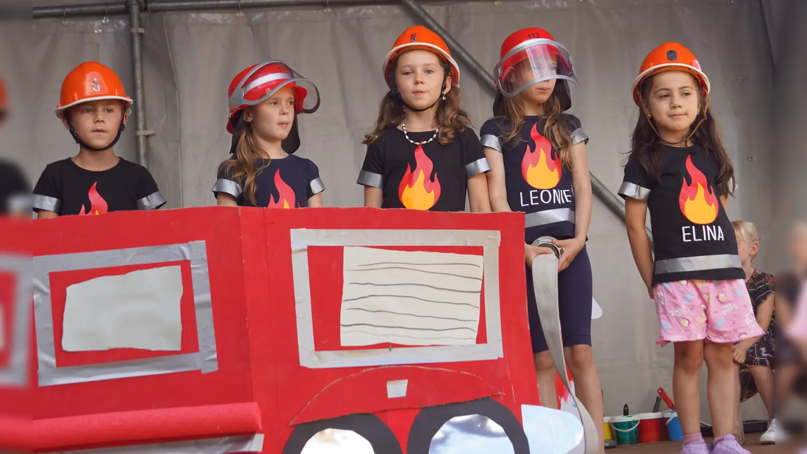 Feuerwehrleute im Einsatz. (Bild: Gabi Schönberger)