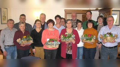 v. l. (ohne Blumen) 1.Vorstand Heinz Pickel, Kassier Bürgermeister Dieter Dehling, Revisorin Sabine Dehling, 1.Vorsitzender der Kreisverbandes für Gartenkultur und Landespflege Landrat Richard Reisinger, Beisitzerin Nikola Übler, Revisorin Irene Kopp, Beisitzer Matthias Pinzer, Beisitzerin Regina Dehling, 2.Vorstand Thomas Markl, Schriftführerin Christa Pohl, mit Blumen von links geehrte Mitglieder Eliese Übler (15 Jahre) und Petra Wagner (25 Jahre) und ausgeschiedene Vorstandsmitglieder Gertraud Troglauer, Edeltraud Pickel und Jürgen Wagner. (Bild: Claudia Meyer )