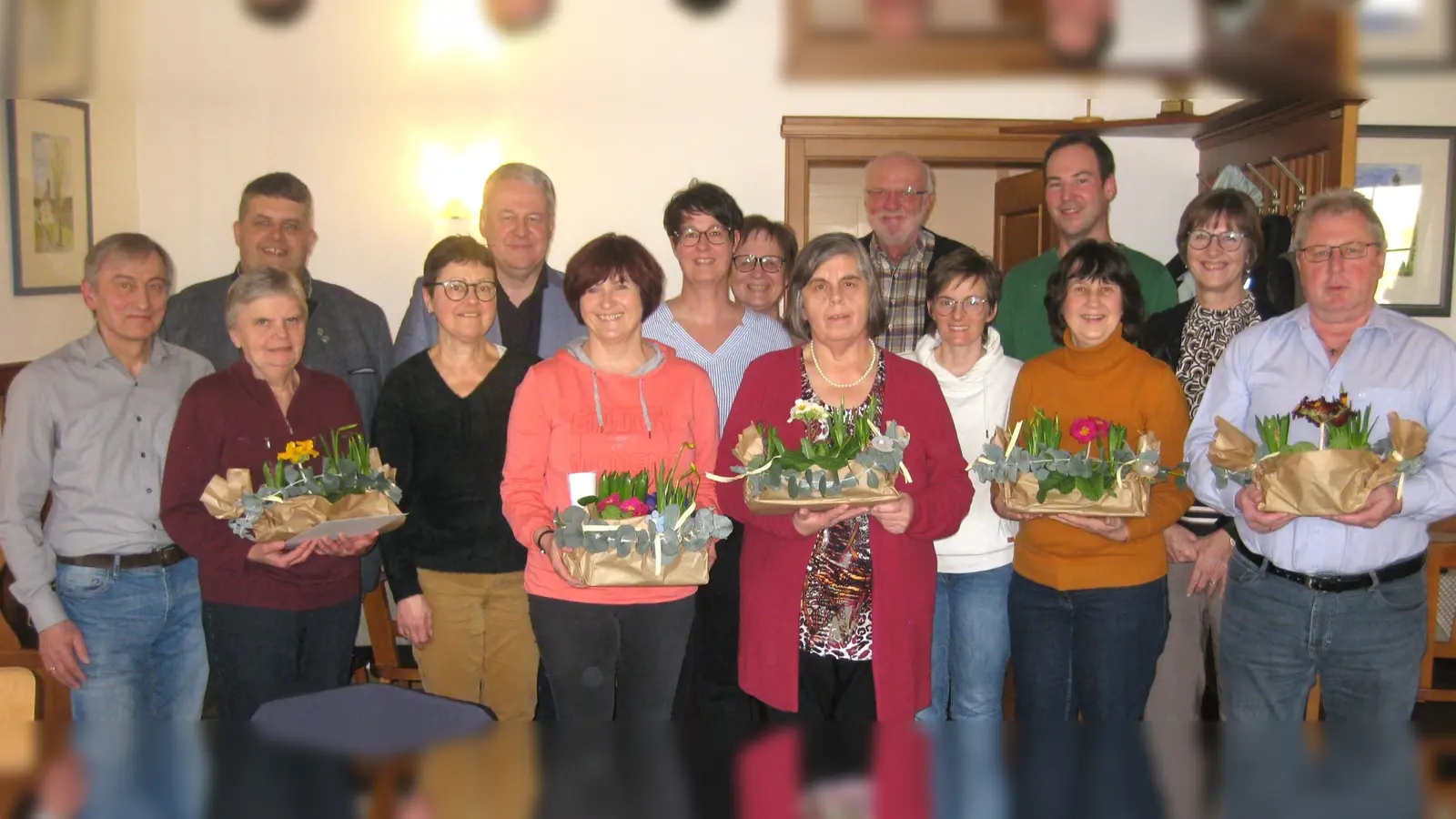 v. l. (ohne Blumen) 1.Vorstand Heinz Pickel, Kassier Bürgermeister Dieter Dehling, Revisorin Sabine Dehling, 1.Vorsitzender der Kreisverbandes für Gartenkultur und Landespflege Landrat Richard Reisinger, Beisitzerin Nikola Übler, Revisorin Irene Kopp, Beisitzer Matthias Pinzer, Beisitzerin Regina Dehling, 2.Vorstand Thomas Markl, Schriftführerin Christa Pohl, mit Blumen von links geehrte Mitglieder Eliese Übler (15 Jahre) und Petra Wagner (25 Jahre) und ausgeschiedene Vorstandsmitglieder Gertraud Troglauer, Edeltraud Pickel und Jürgen Wagner. (Bild: Claudia Meyer )