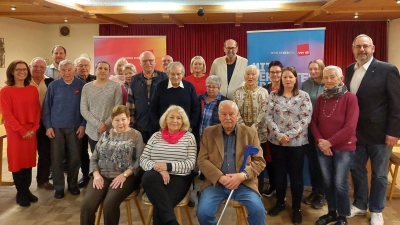 Gruppenfoto der zu Ehrenden mit Vorstandschaft und Festredner (Bild: Pascal Attenkofer)