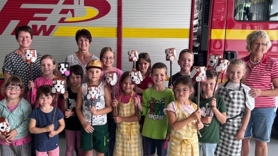 Kleine Künstler mit ihren Objekten (Bild: Theresa Holzwarth)