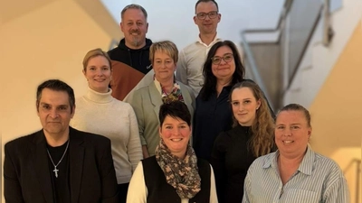 Die neue Vorstandschaft der Narrhalla Hirschau. Vorne von links: Präsident Markus Hirschmann, Vizepräsidentin Regina Merkl, Beisitzerin Pia Wiesnet, Hofmarschällin Michaela Meier, 2. Reihe von links: 2. Schriftführerin Anna-Lena Kuhr-Richthammer, Schriftführerin Andrea Wiesnet, LvO-Vertreterin Gerlinde Graja, hinten von links: Schatzmeister Christian Kellner und 3. Bürgermeister Hermann Gebhard. (Bild: Marcus Püttner)