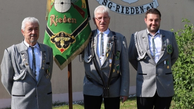 Die bisherige Fahnenabordnung mit Karl Kopf (v.l.), Klaus Jaintzyk und Daniel Malotta. Malotta übernimmt nun als neuer Fahnenträger. (Bild: Michael Rabenhofer)