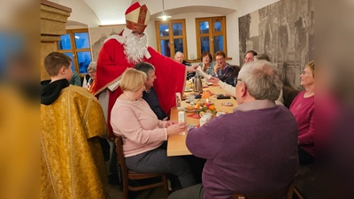 Nikolaus besucht die Senioren. (Bild: Franz Melchner)