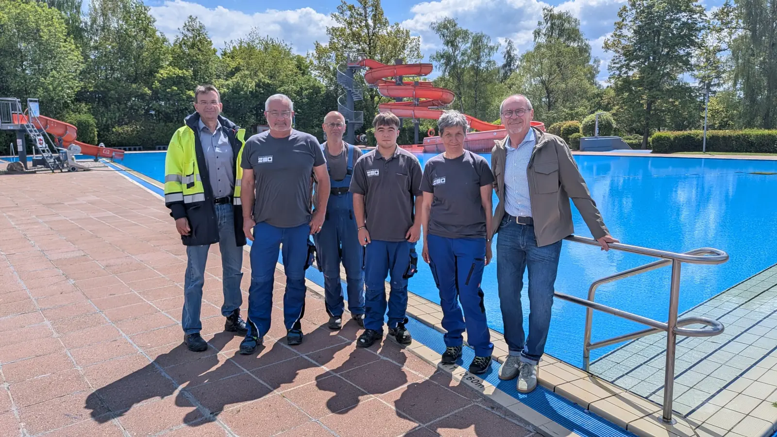 Bürgermeister Hans-Peter Schärl mit Birgit Lauterbach, Fabio Meißner, Josef Schön, Erwin Haselbauer und Thomas Kraus (v.r.) vor dem großen Becken mit den beliebten Wasserrutschen (Bild: Mirko Streich)