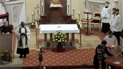 Die Kolpingsmitglieder Agnes Härtl und Christian Hammerl entzündeten in der Totengedenk-Andacht für jeden einzelnen Verstorbenen eine Kerze, (Bild: Nicola Hummer)