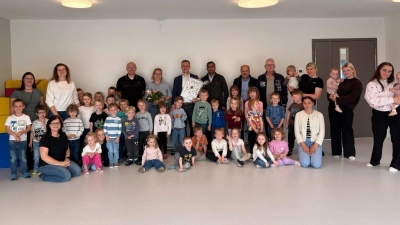Die neue Kinderhausleiterin Daniela Escher (hinten, mit Blumen) und der ehemalige Bürgermeister Wolfgang Söllner im Kinderhaus Sankt Josef. (Bild: Josef Söllner)
