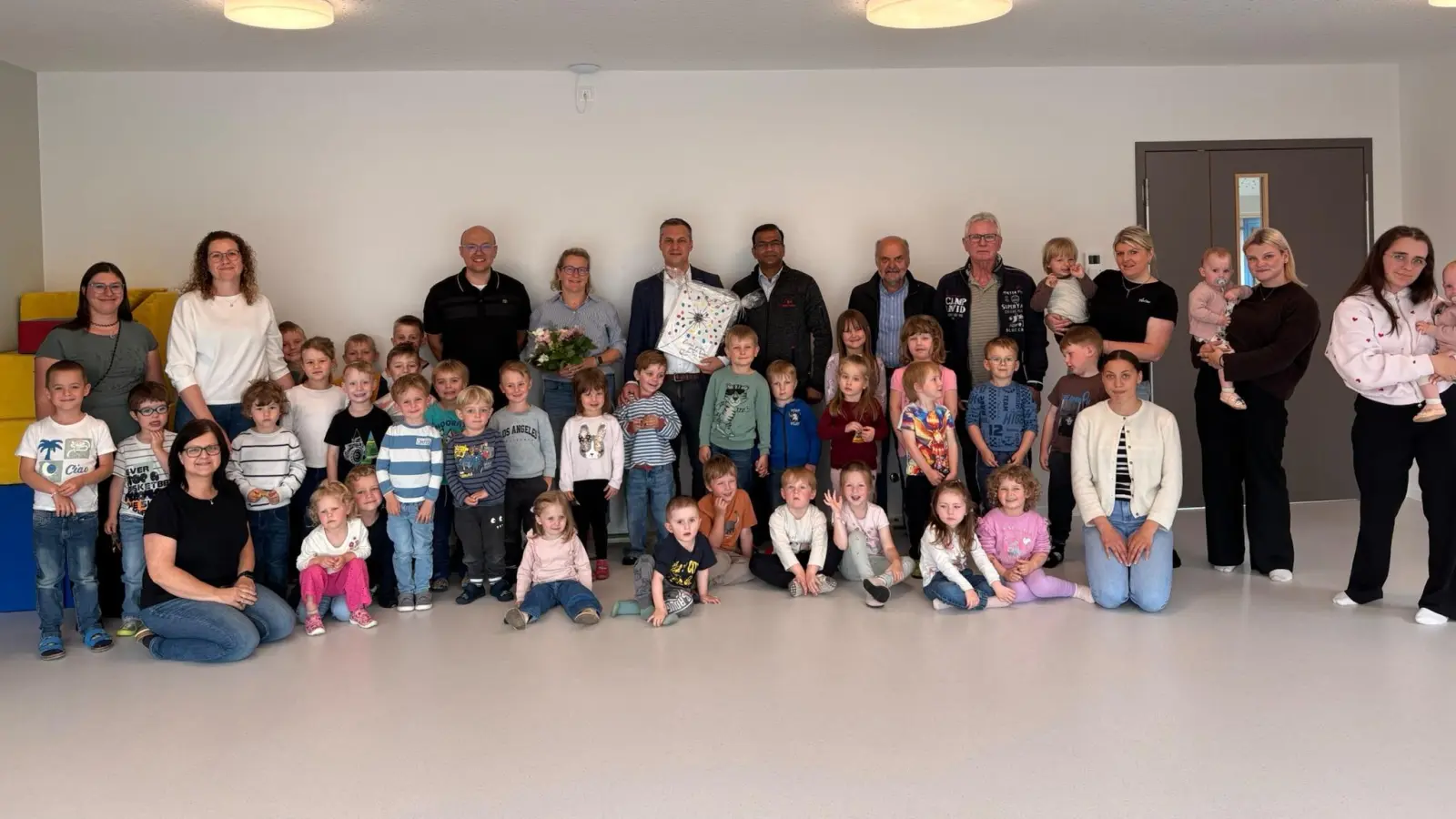 Die neue Kinderhausleiterin Daniela Escher (hinten, mit Blumen) und der ehemalige Bürgermeister Wolfgang Söllner im Kinderhaus Sankt Josef. (Bild: Josef Söllner)
