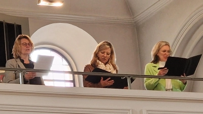 Die Sängerinnen von „TriAngel“ – Andrea Götz, Steffi Brunner und Doris Völkl – gestalteten die Maiandacht in der Pfarrkirche St. Emmeram musikalisch eindrucksvoll und sorgten für eine besonders stimmungsvolle Atmosphäre. (Bild: Josef Kleber)