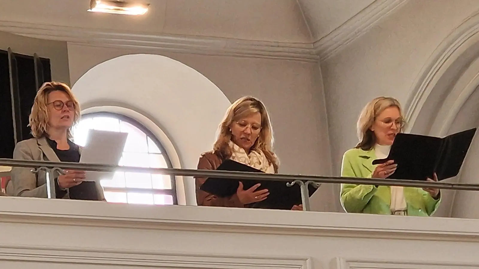 Die Sängerinnen von „TriAngel“ – Andrea Götz, Steffi Brunner und Doris Völkl – gestalteten die Maiandacht in der Pfarrkirche St. Emmeram musikalisch eindrucksvoll und sorgten für eine besonders stimmungsvolle Atmosphäre. (Bild: Josef Kleber)