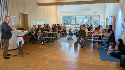 Bürgermeister Franz Stahl (l.) bei der Begrüßung der Familien. (Bild: Mirko Streich)