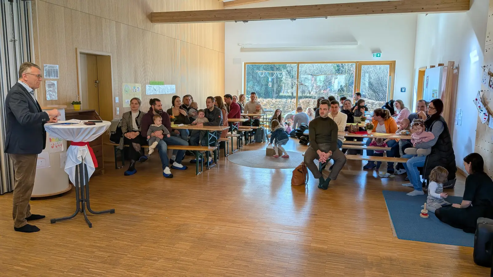 Bürgermeister Franz Stahl (l.) bei der Begrüßung der Familien. (Bild: Mirko Streich)