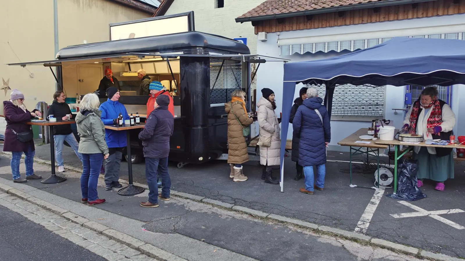 Neben Glühwein und Aperol waren auch Heißes vom Crêpes- und Grillstand bei zapfigen Temperaturen sehr gefragt (Bild: Christian Koch)
