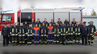 Die Teilnehmer der Leistungsprüfung Wasser der Freiwilligen Feuerwehr Waldsassen mit den Schiedsrichtern Stefanie Siller und Wolfgang Fischer (von links) und Lorenz Müller (2. von rechts). (Bild: Florian Müller)