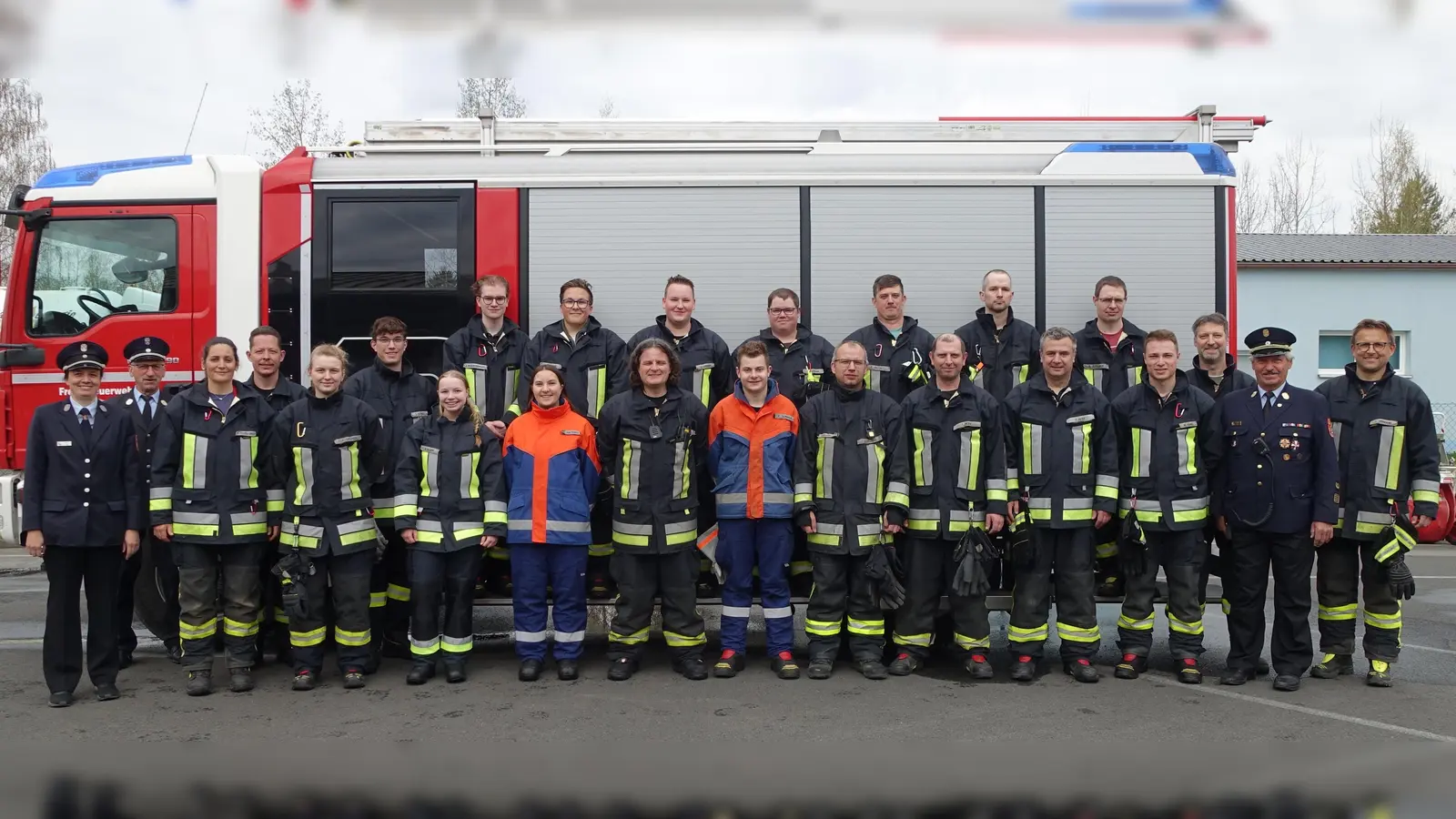 Die Teilnehmer der Leistungsprüfung Wasser der Freiwilligen Feuerwehr Waldsassen mit den Schiedsrichtern Stefanie Siller und Wolfgang Fischer (von links) und Lorenz Müller (2. von rechts). (Bild: Florian Müller)