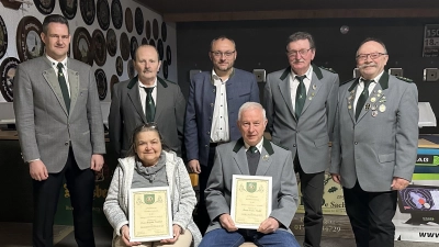 Mit den neuen Ehrenmitgliedern Brigitte Krämer und Franz Strehl freuen sich (von links) Johannes Hanauer, Helmut Krämer, Bürgermeister Markus Bauriedl, Ludwig Nossek und Schützenmeister Rudolf Grundler sen. (Bild: Elisabeth Meier)