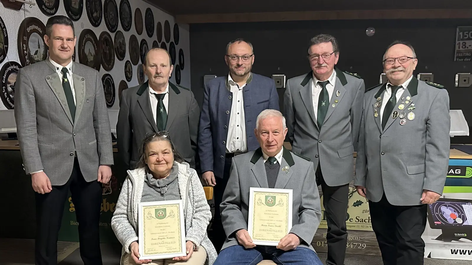 Mit den neuen Ehrenmitgliedern Brigitte Krämer und Franz Strehl freuen sich (von links) Johannes Hanauer, Helmut Krämer, Bürgermeister Markus Bauriedl, Ludwig Nossek und Schützenmeister Rudolf Grundler sen. (Bild: Elisabeth Meier)