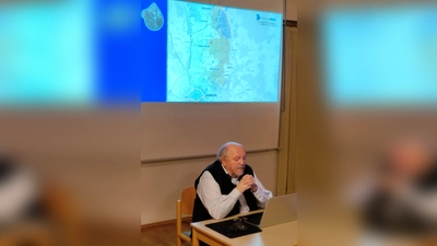 Herbert Unterburger nahm die Zuhörer mit auf eine Zeitreise in die Geschichte der Grenzsteine in Ammersricht und im Wagrainer Wald. (Bild: Manfred Lehner)