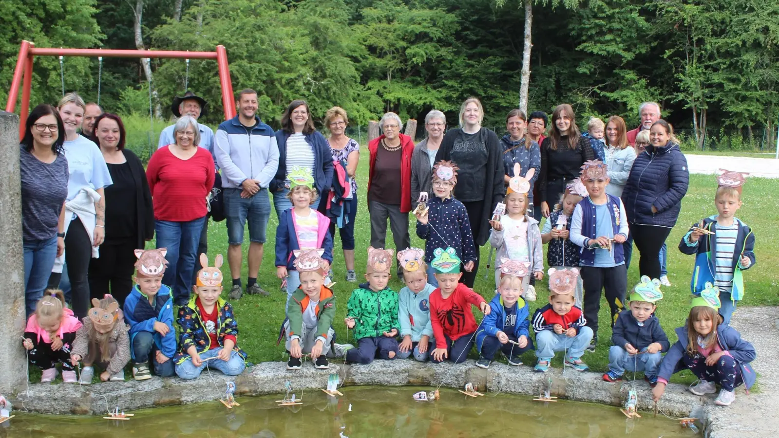 Kinder mit ihren Erzieherunnen, Eltern und Großeltern im Freibad Selingau (Bild: Josef Söllner)