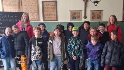 Die Klasse 3/4G mit StRin Beatrice Meier und StRefin Ann-Kathrin Ullherr. (Bild: Uli Radl )