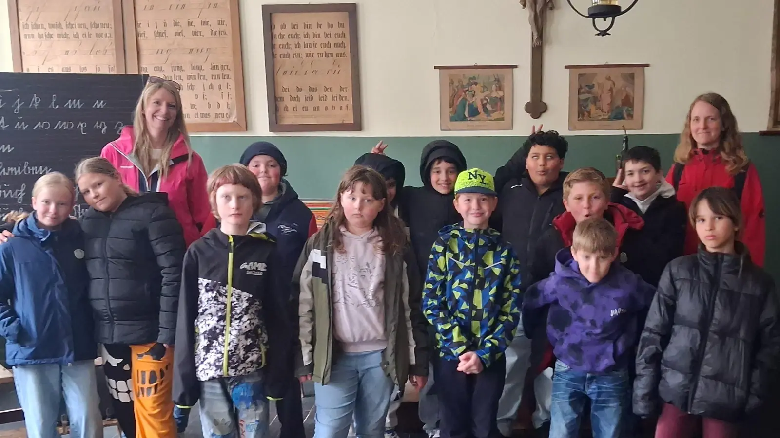 Die Klasse 3/4G mit StRin Beatrice Meier und StRefin Ann-Kathrin Ullherr. (Bild: Uli Radl )