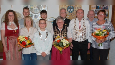 Die Würdenträger 26: (v.l.n.r.) Tanja Hüttner, Simon Ruppert, Anita Himmelhuber, Jaiden Fox, Simon Scheffmann, Annerose Danhauser, Walter Wolf, Georg Hausmann, Josef Kerscher und Rita Kirschner.  (Bild: Erwin Himmelhuber)