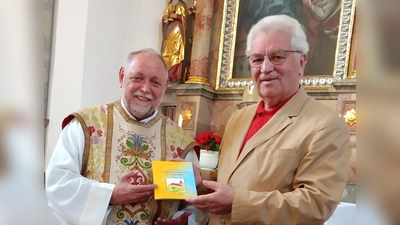 Beim Jubiläumsgottesdienst stellte Autor Albert Gruber das 56-seitige Büchlein „300 Jahre St. Barbara-Kirche Irchenrieth 1725 – 2025“ vor und überreichte das erste „druckfrische“ Exemplar an Pfarrer Alfons Forster. (Bild: Albert Gruber)